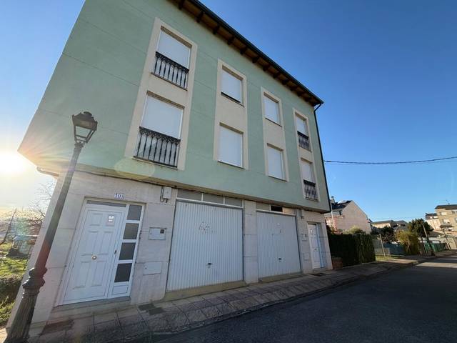 Casa adosada en Venta en Travesía del Monasterio, 18 en Cacabelos