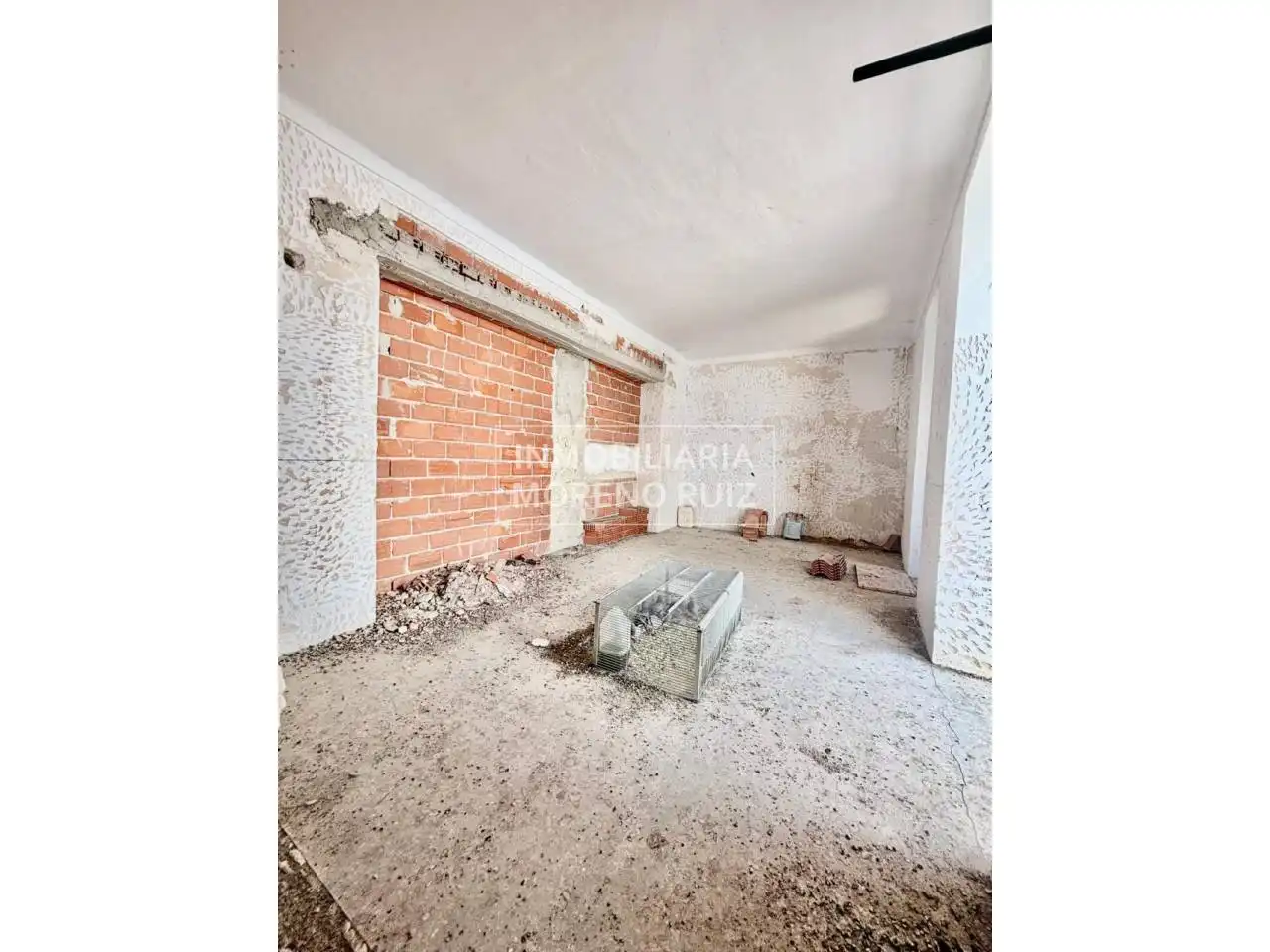 CASA CON GRAN POTENCIAL, AMPLIOS ESPACIOS Y PISCINA., image 4