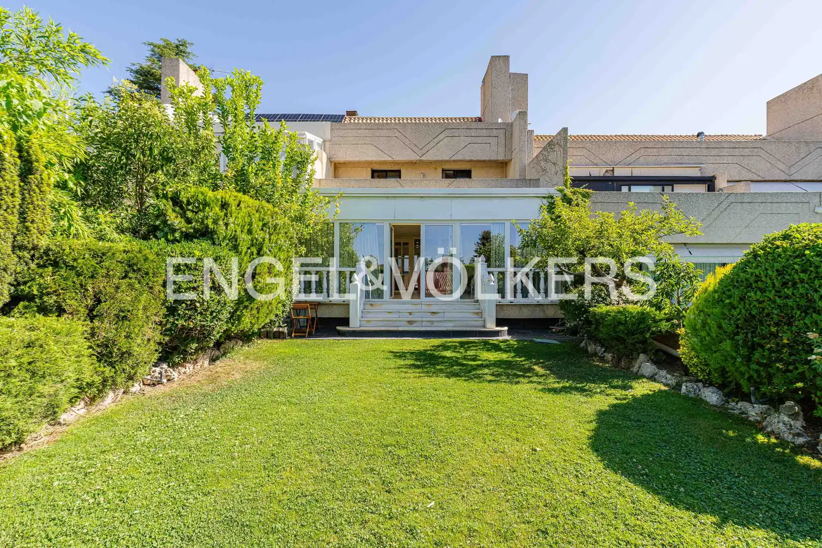 Vista exterior de Casa o xalet en venda en Boadilla del Monte amb Aire condicionat, Calefacció i Jardí privat