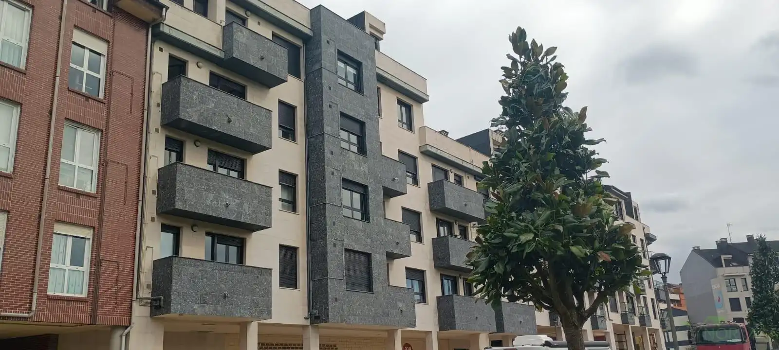 Außenansicht von Wohnung zum Verkauf in Llanera mit Heizung, Parkett und Terrasse