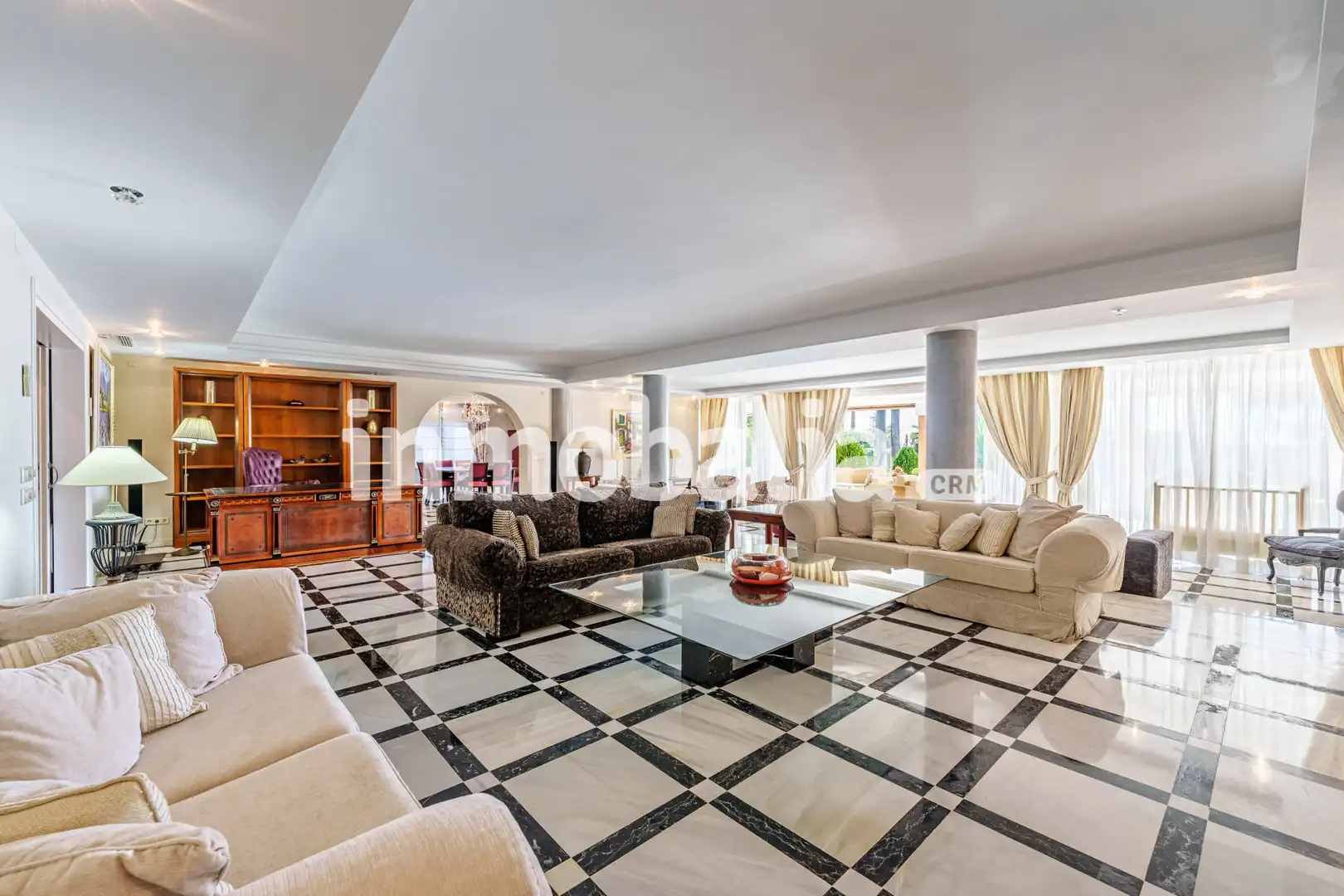 Sala d'estar de Casa o xalet en venda en Estepona amb Aire condicionat, Jardí privat i Terrassa