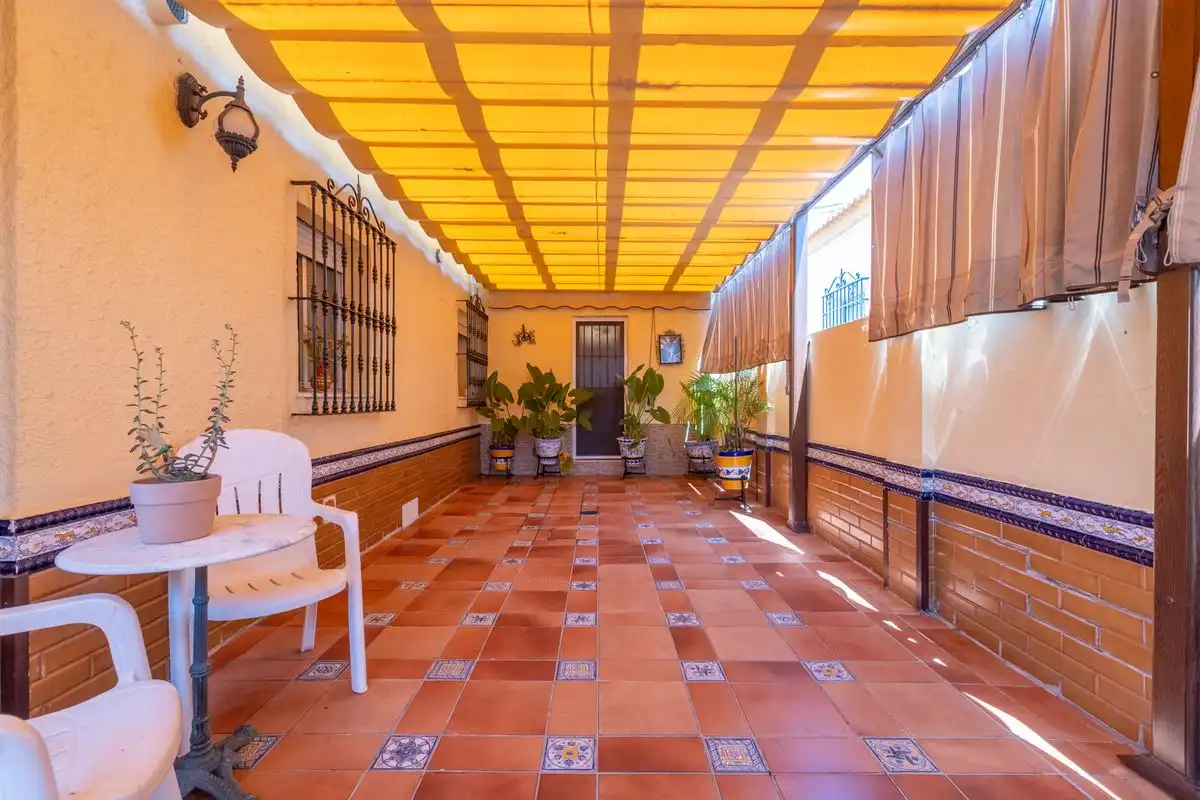 Terrasse von Einfamilien-Reihenhaus zum Verkauf in Dos Hermanas mit Klimaanlage, Heizung und Terrasse