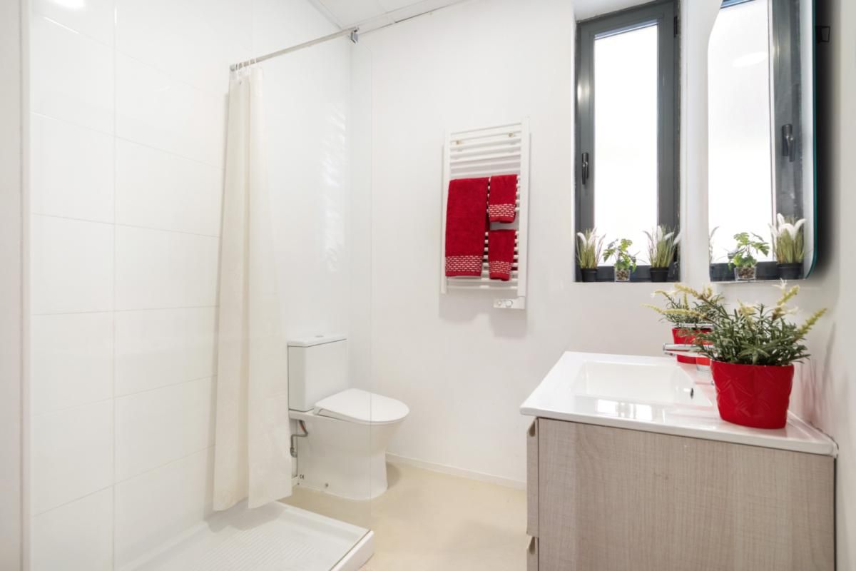 Bathroom of Study to rent in  Madrid Capital  with Air Conditioner, Furnished and Oven