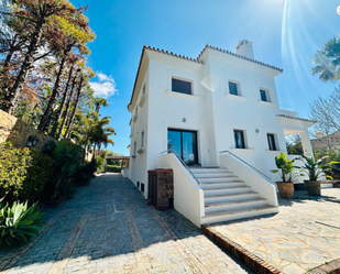 Vista exterior de Casa o xalet de lloguer en Marbella amb Aire condicionat, Jardí privat i Piscina