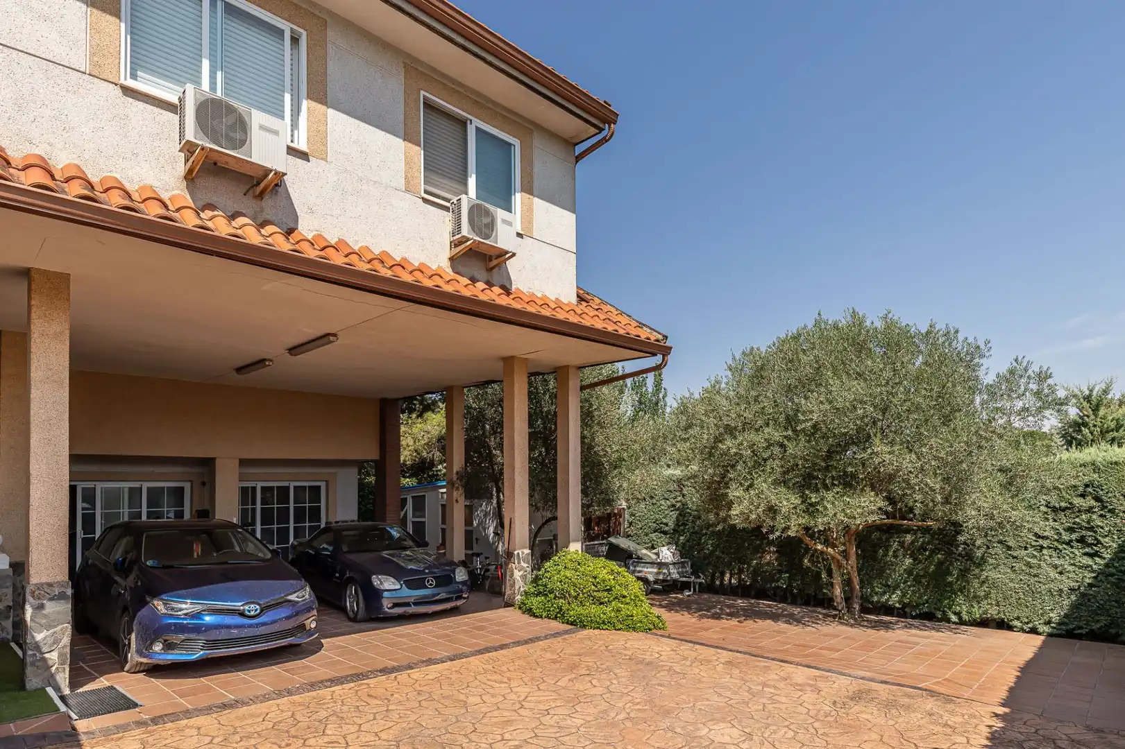 Vista exterior de Casa o xalet en venda en Nuevo Baztán amb Aire condicionat, Calefacció i Jardí privat