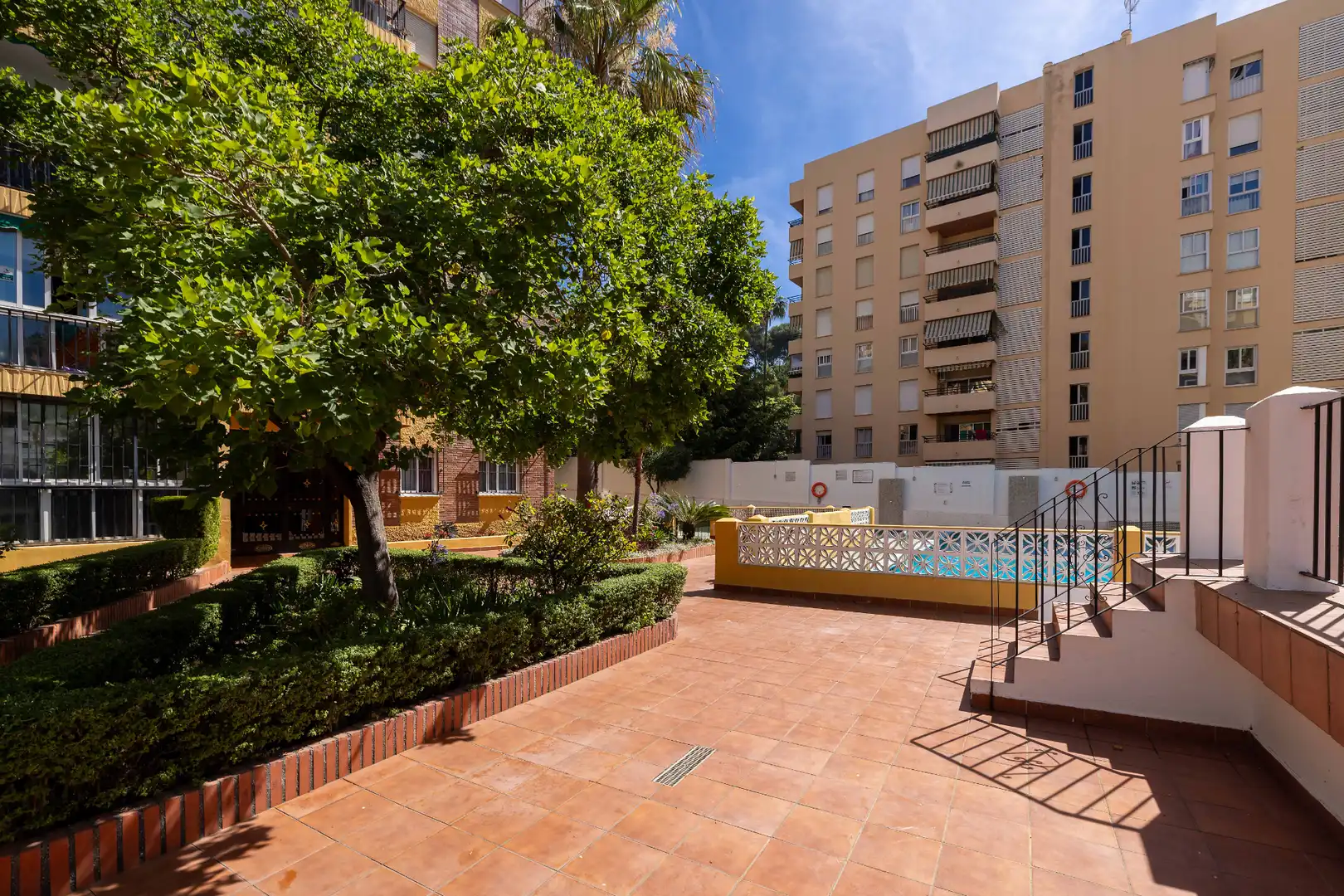Vista exterior de Planta baja en venta en Marbella con Terraza y Piscina comunitaria