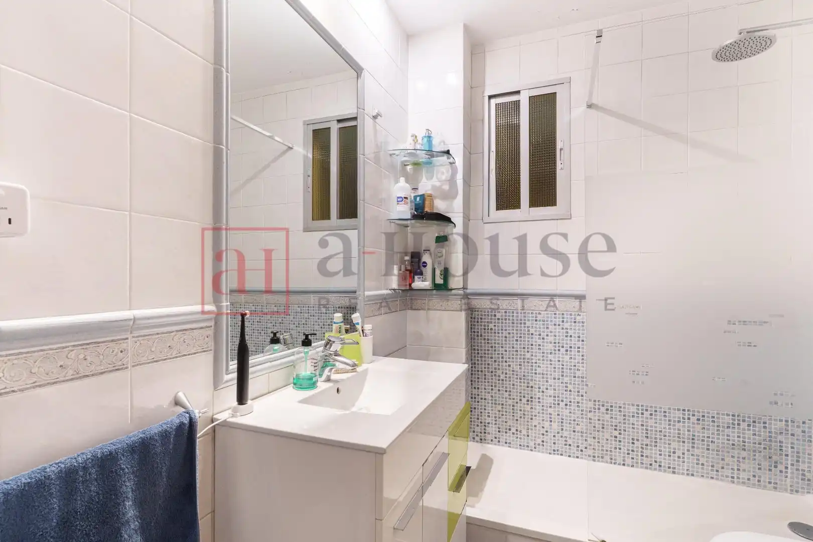 Bathroom of Flat for sale in Madrid  with Air Conditioner, Heating and Parquet flooring