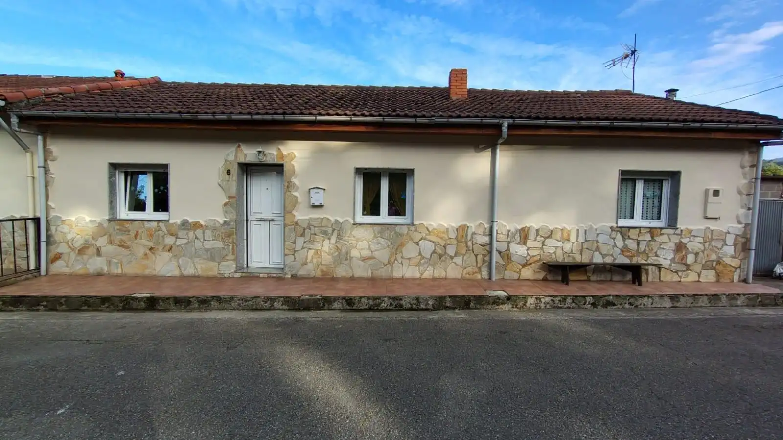 Vista exterior de Casa adosada en venda en Langreo amb Calefacció, Jardí privat i Terrassa