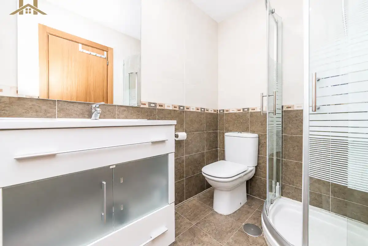 Baño de Planta baja en venta en Arroyomolinos (Madrid) con Aire acondicionado, Calefacción y Jardín privado