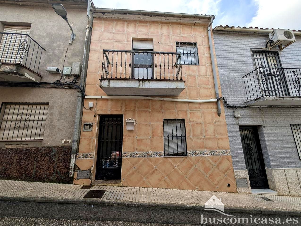 Vista exterior de Casa o xalet en venda en Linares amb Terrassa