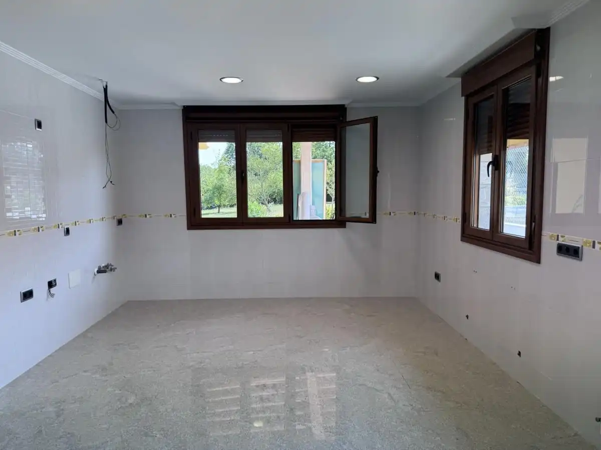Cuina de Casa o xalet en venda en Siero amb Calefacció, Jardí privat i Terrassa