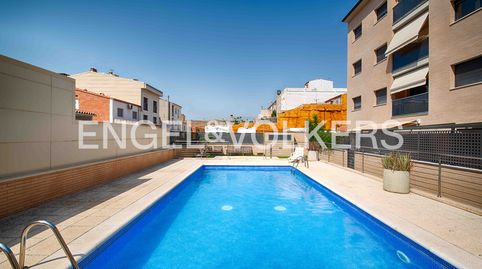 Ático dúplex con dos parkings, dos trasteros y piscina comunitaria en Roses