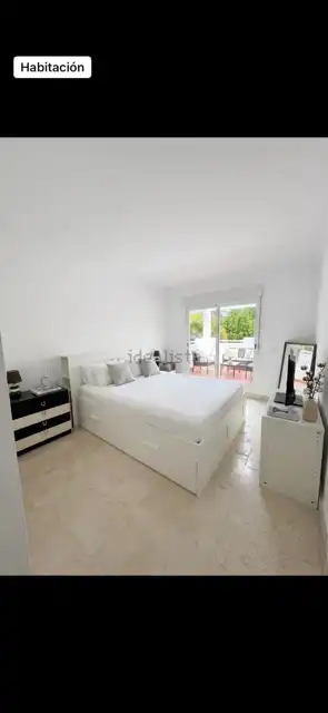 Dormitori de Pis de lloguer en Marbella amb Aire condicionat, Terrassa i Traster