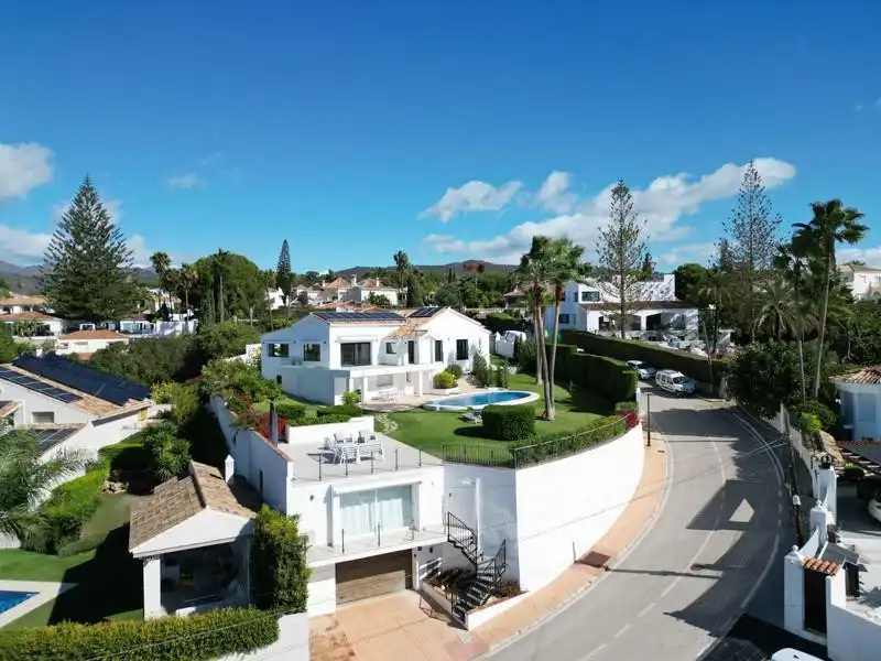 Vista exterior de Casa o xalet de lloguer en Marbella amb Aire condicionat, Calefacció i Jardí privat
