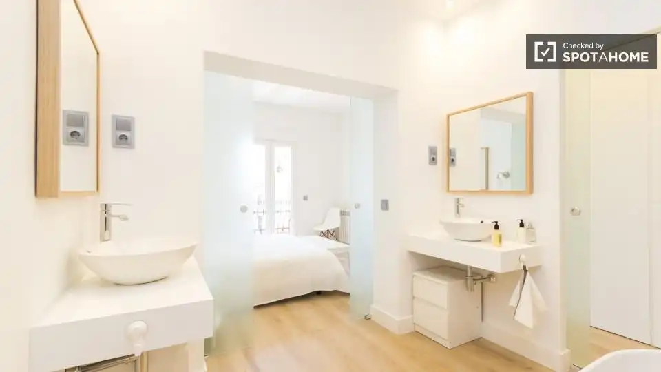 Bathroom of Flat for rent in Madrid  with Air Conditioner, Heating and Furnished