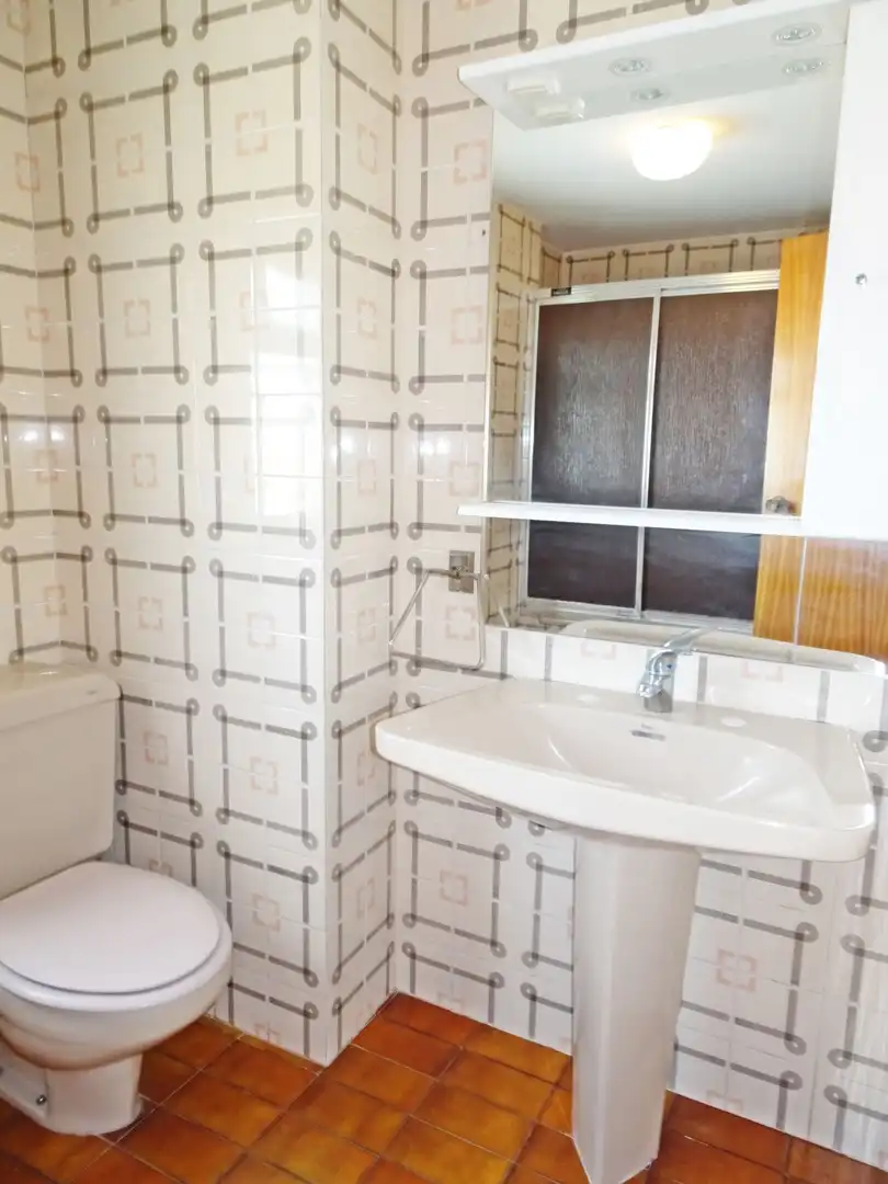 Bany de Apartament de lloguer en Gandia amb Aire condicionat, Terrassa i Moblat