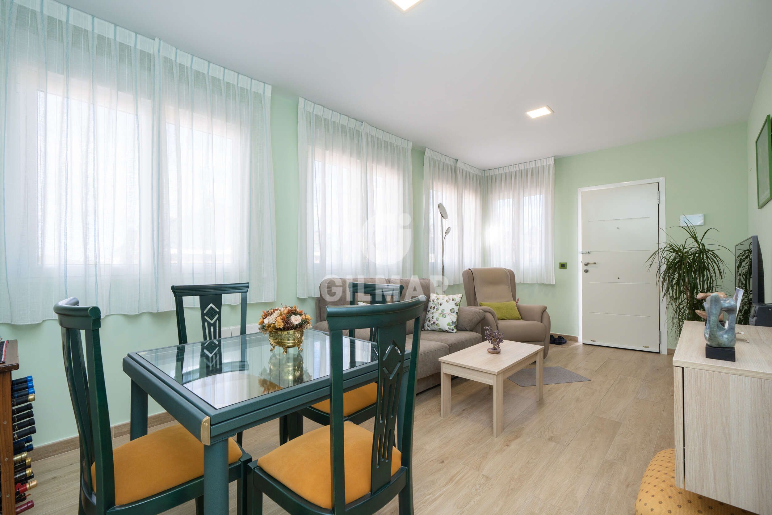 Living room of Single-family semi-detached for sale in  Madrid Capital  with Heating, Private garden and Furnished