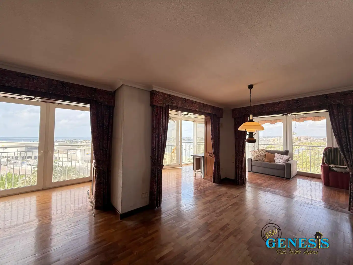 Sala d'estar de Apartament en venda en Torrevieja amb Parquet i Moblat