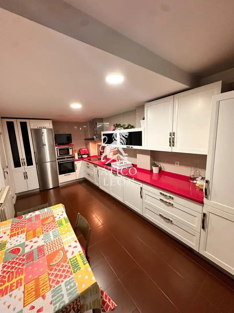 Cocina de Casa adosada en venta en San Andrés del Rabanedo con Calefacción, Jardín privado y Parquet