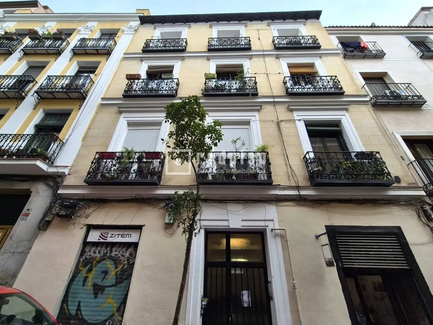 Exterior view of Apartments for sale in Madrid  with Furnished