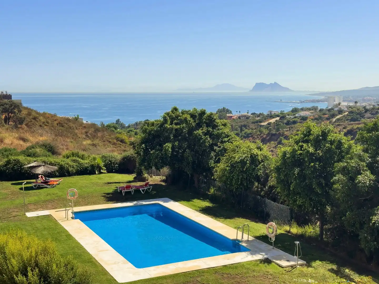 Schwimmbecken von Wohnung zum Verkauf in Manilva mit Klimaanlage, Heizung und Terrasse