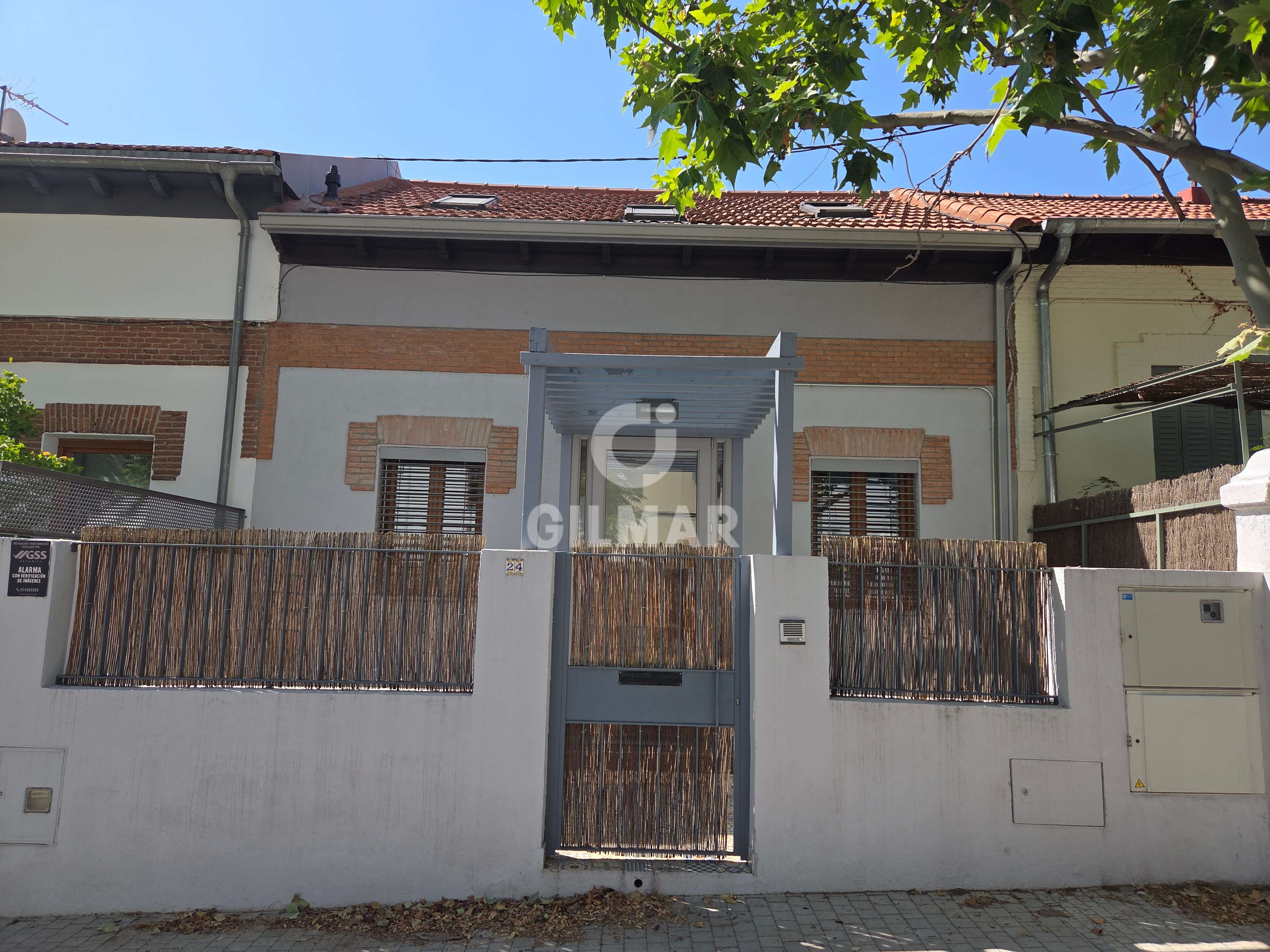 Vista exterior de Casa adosada en venda en  Madrid Capital amb Calefacció, Jardí privat i Piscina