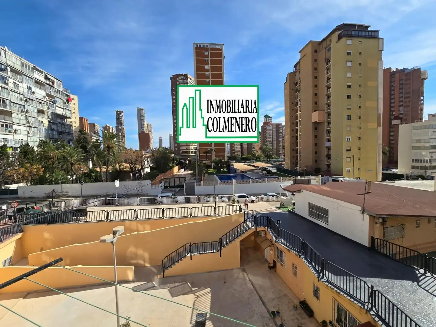 Vista exterior de Estudi en venda en Benidorm amb Aire condicionat, Moblat i Piscina comunitària