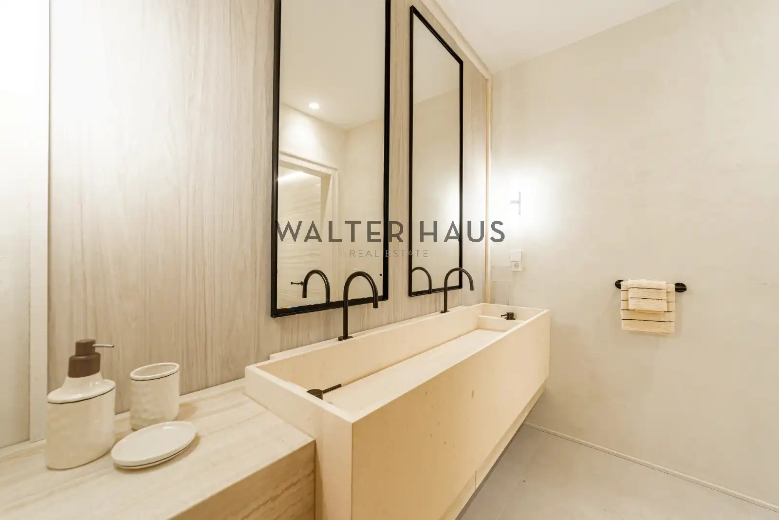 Bathroom of Flat for sale in Madrid  with Air Conditioner, Heating and Oven