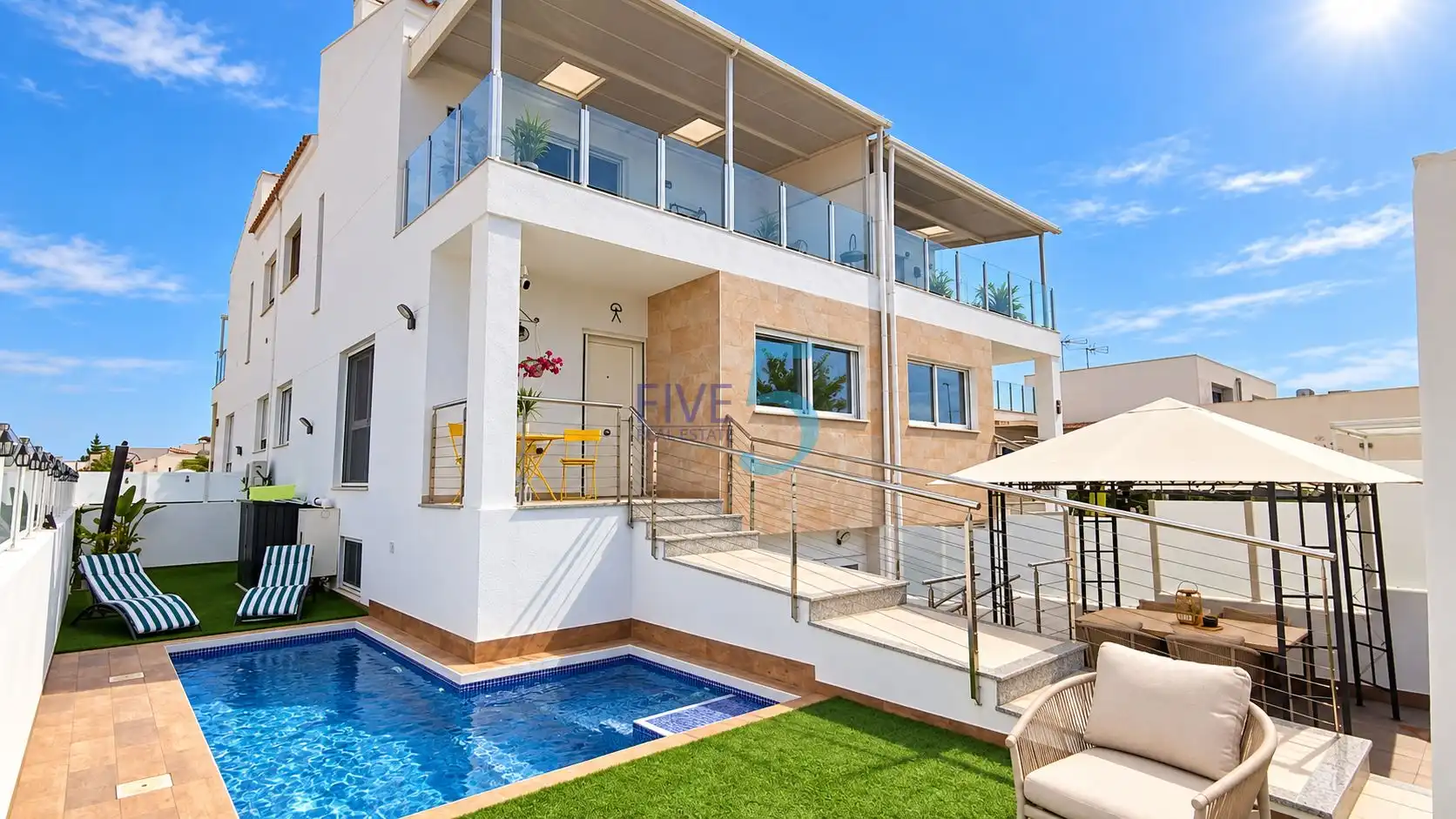 Casa con piscina en venta en Daya Nueva