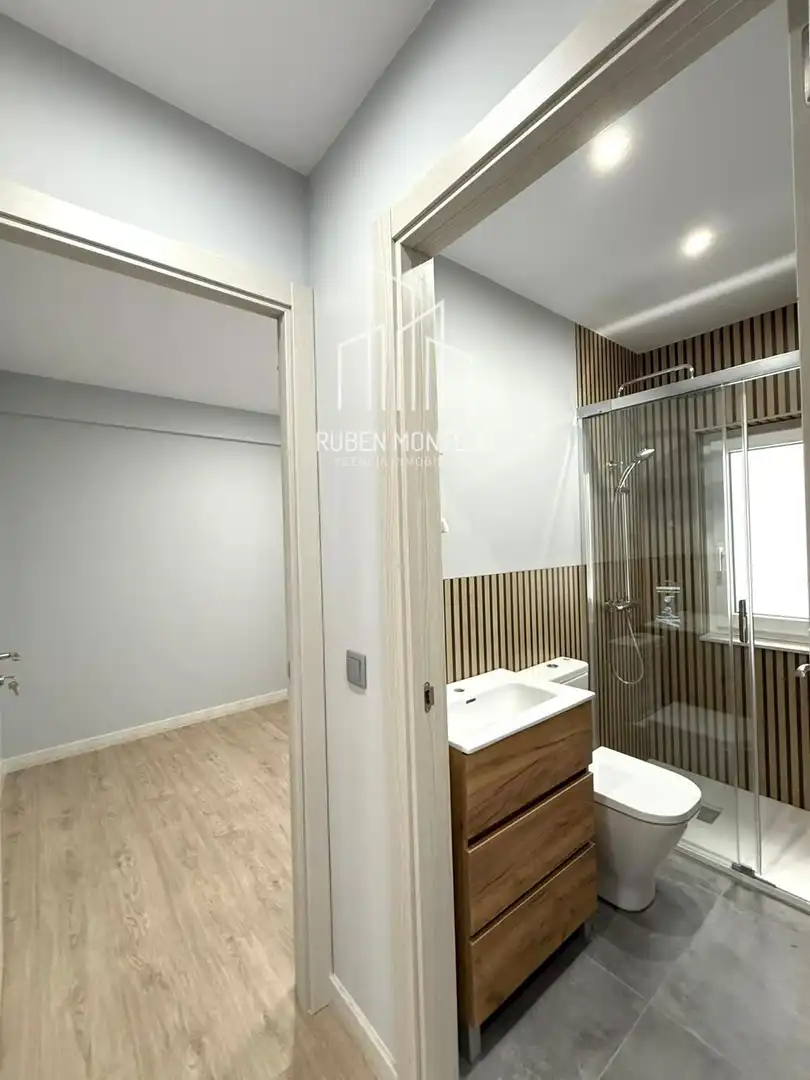 Bathroom of Flat for rent in Salamanca  with Heating, Parquet flooring and Terrace
