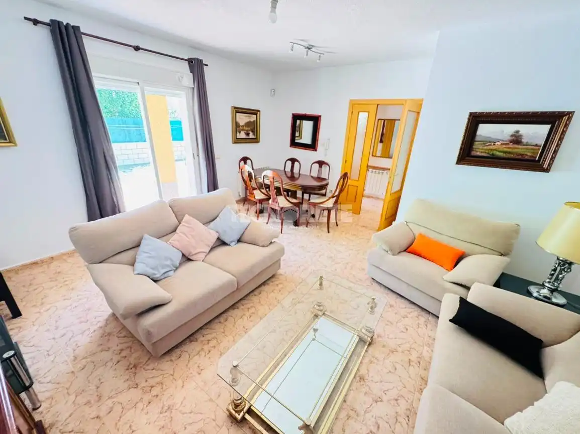 Sala d'estar de Casa adosada en venda en Albarreal de Tajo amb Aire condicionat, Jardí privat i Terrassa