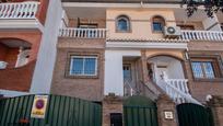 Vista exterior de Casa adosada en venda en Churriana de la Vega amb Calefacció i Balcó