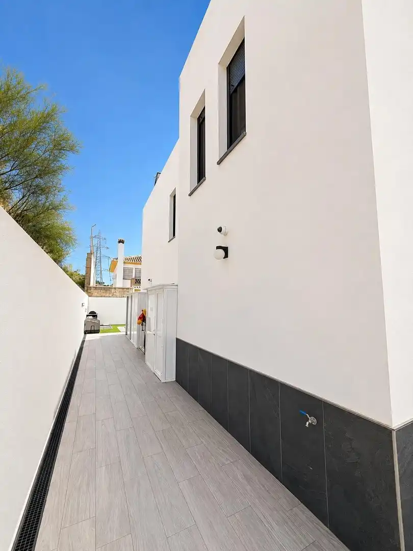 Vista exterior de Casa o chalet en venta en Málaga con Aire acondicionado, Calefacción y Jardín privado