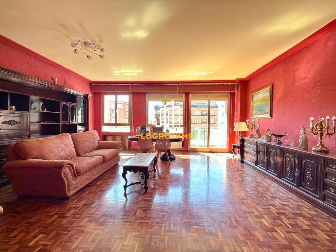 Sala d'estar de Pis de lloguer en  Logroño amb Calefacció