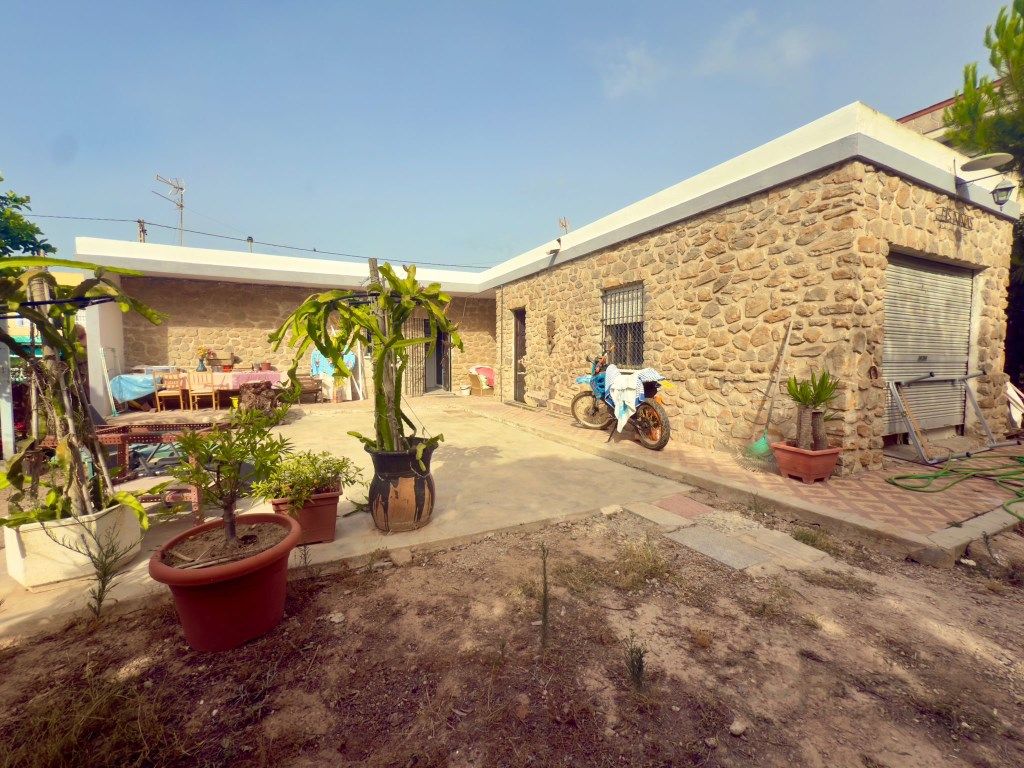 Vista exterior de Casa o xalet en venda en Cartagena amb Aire condicionat i Jardí privat