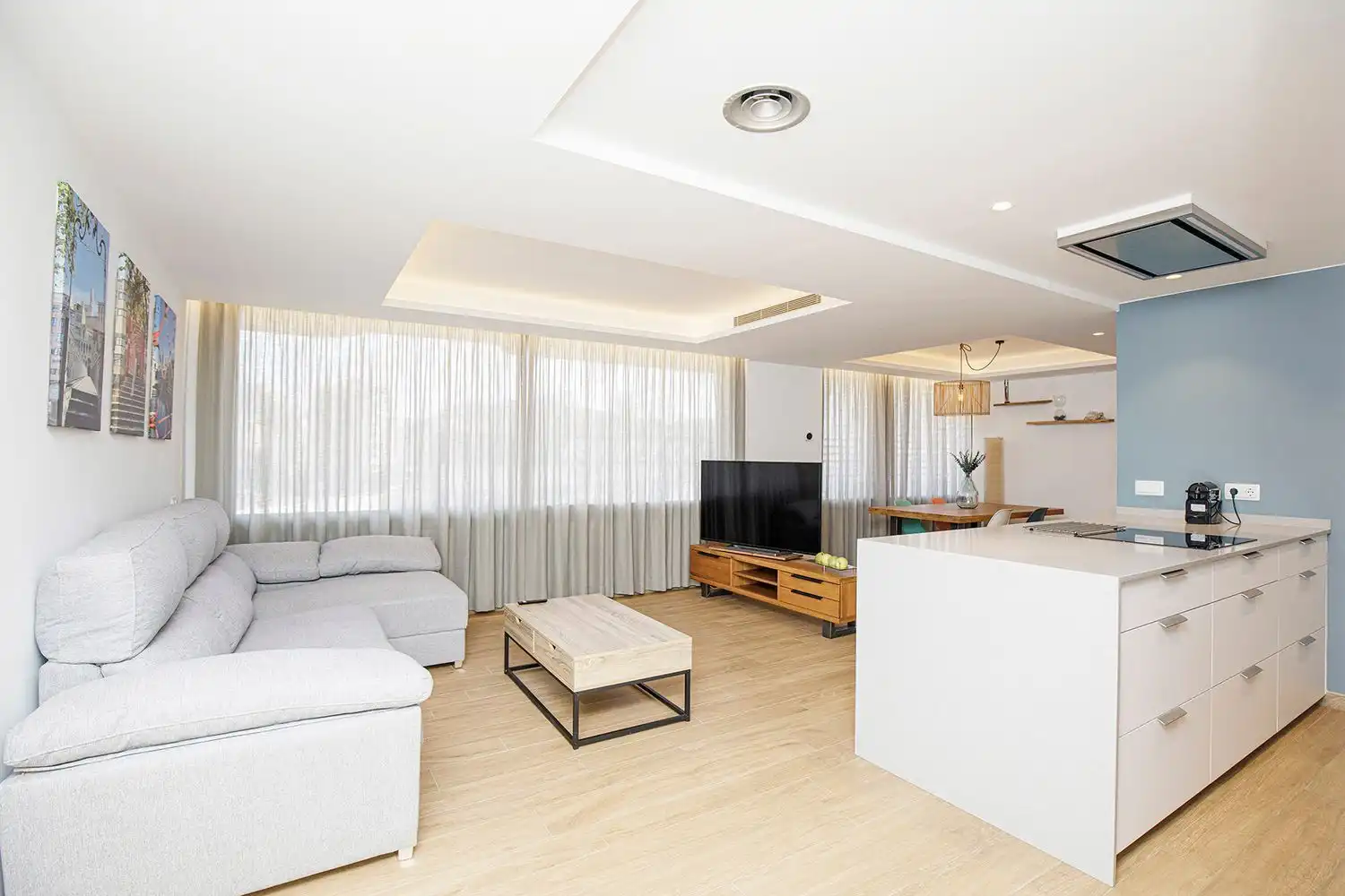 Sala d'estar de Pis de lloguer en Girona amb Aire condicionat i Moblat