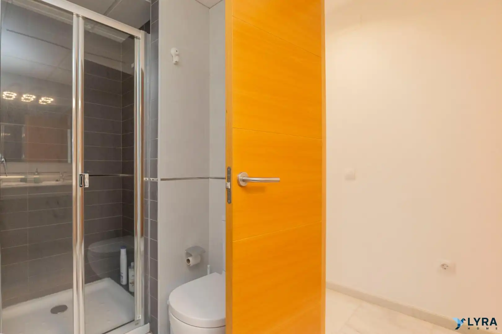 Bathroom of Flat for sale in Sevilla  with Air Conditioner, Heating and Furnished