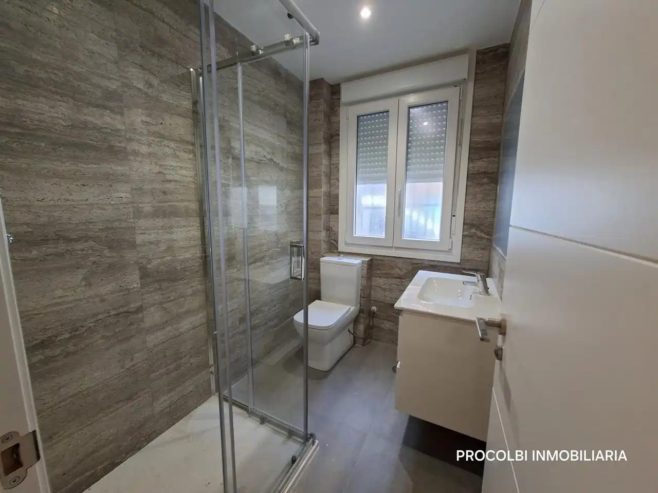 Bathroom of Ground floor for sale in Madrid  with Air Conditioner and Heating