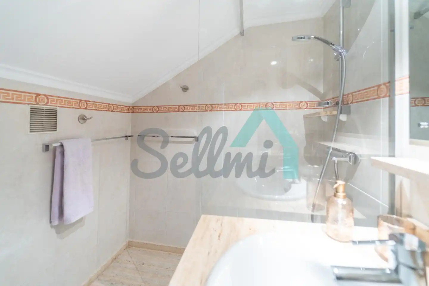 Bathroom of Flat for rent in Oviedo   with Heating, Parquet flooring and Furnished