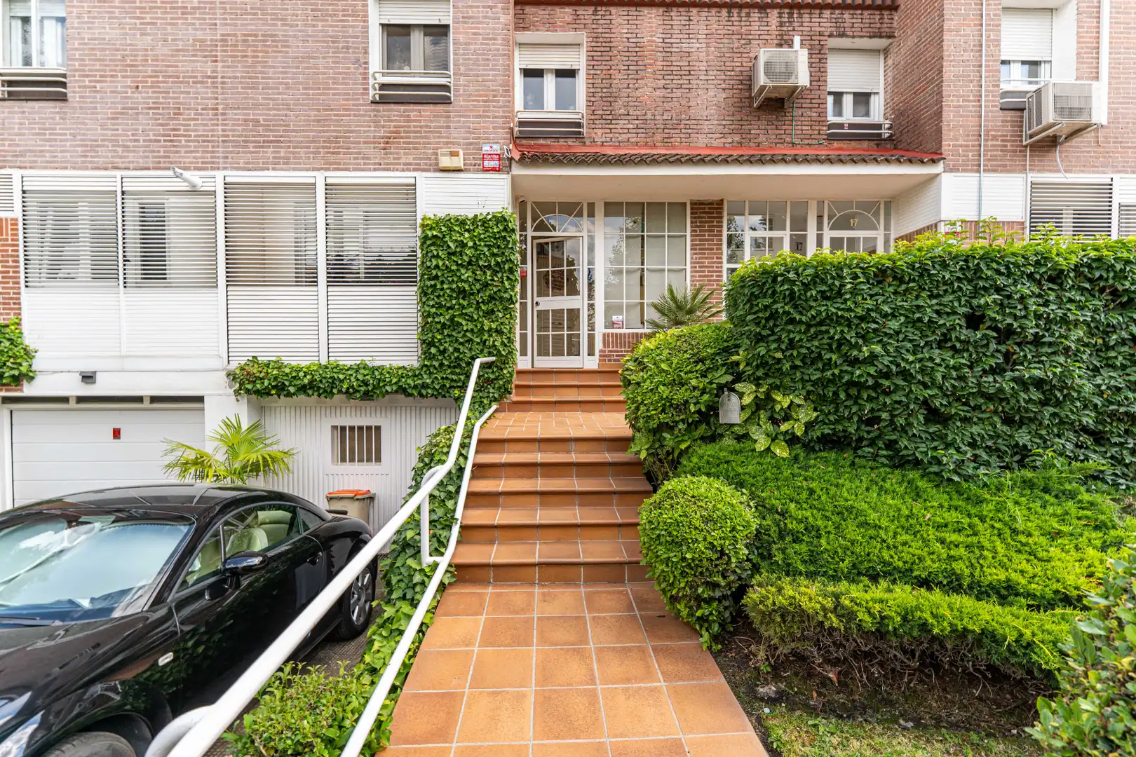 Vista exterior de Casa adosada en venta en Las Rozas de Madrid con Aire acondicionado, Calefacción y Jardín privado