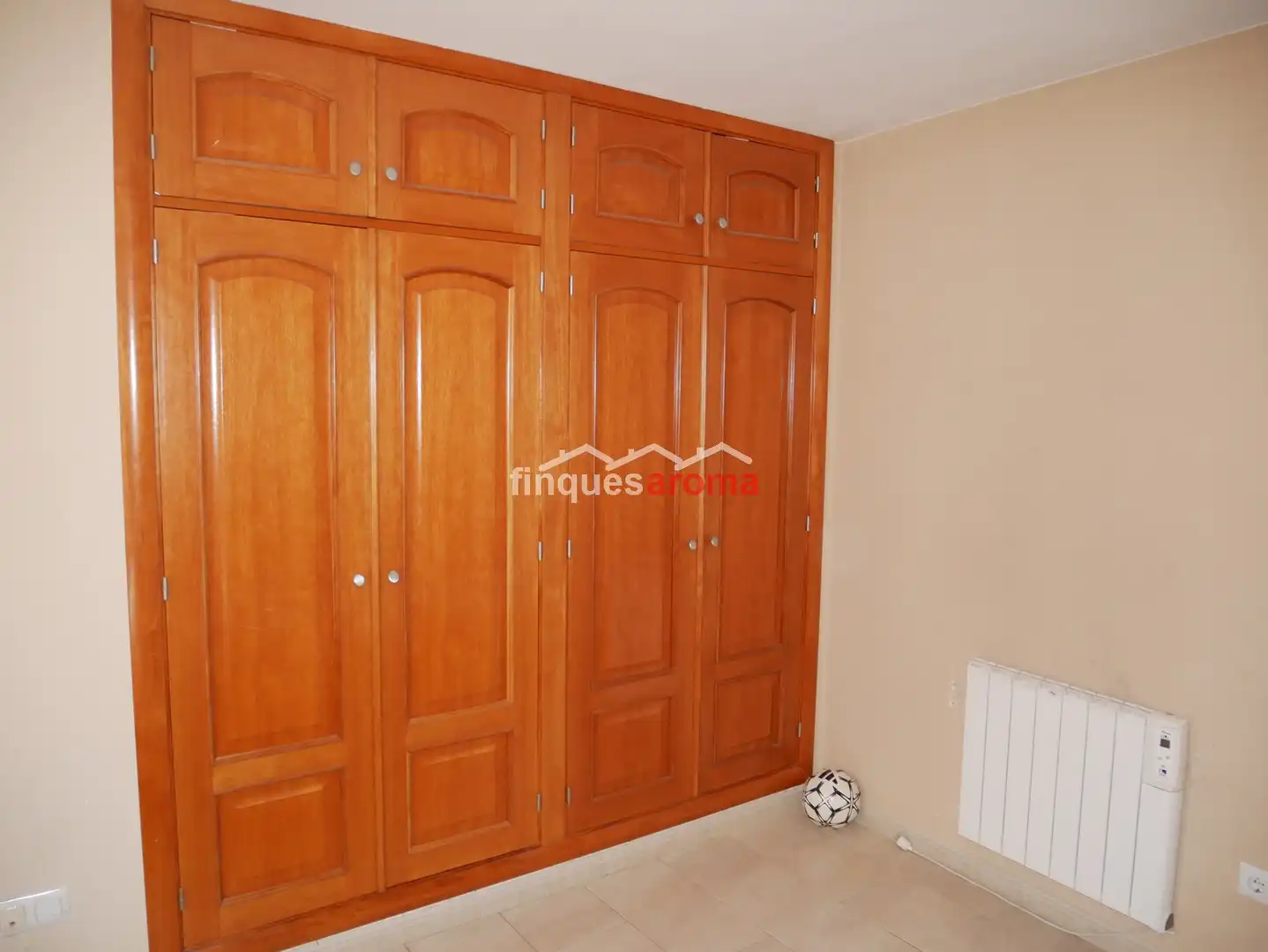 Habitación de Casa adosada en venta en Pira con Aire acondicionado, Calefacción y Terraza
