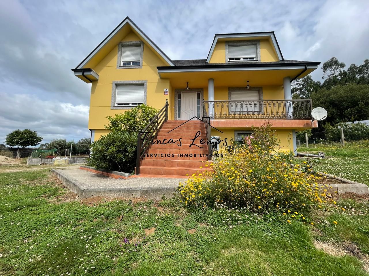 Vista exterior de Casa o xalet en venda en Zas amb Calefacció, Jardí privat i Traster