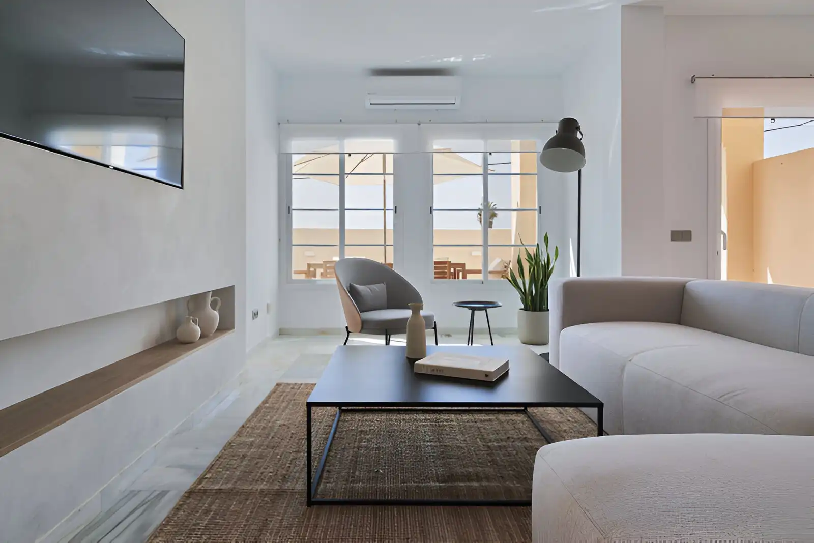 Sala d'estar de Casa o xalet en venda en Estepona amb Aire condicionat, Terrassa i Piscina