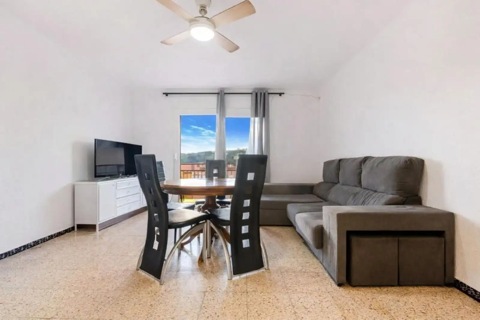 Sala d'estar de Pis en venda en Olesa de Montserrat amb Terrassa
