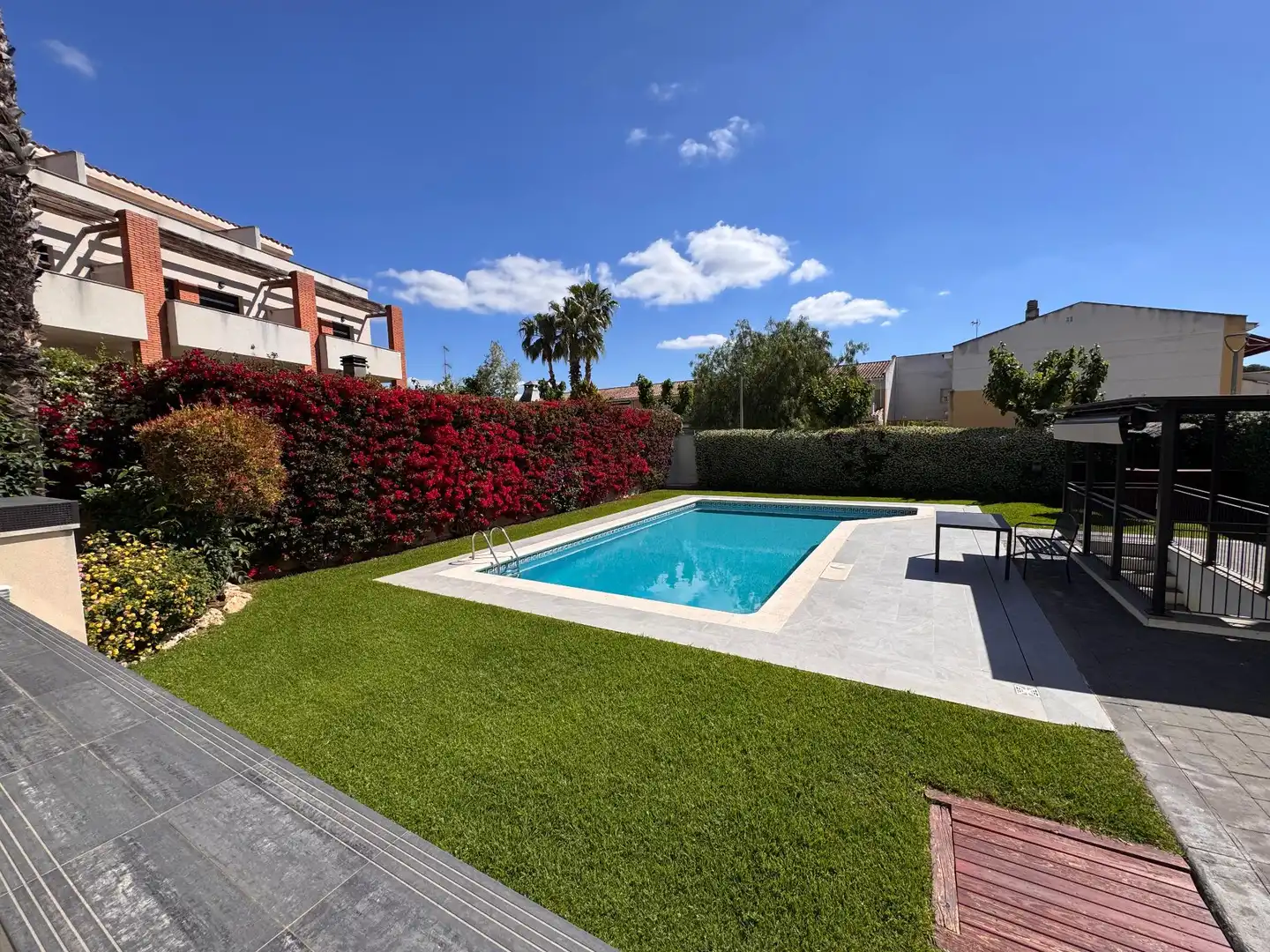 Schwimmbecken von Einfamilien-Reihenhaus zum Verkauf in Cubelles mit Klimaanlage, Terrasse und Gemeinschaftspool