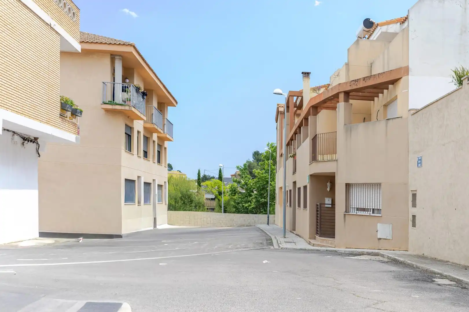 Außenansicht von Einfamilien-Reihenhaus zum Verkauf in Gilet mit Terrasse, Abstellraum und Balkon