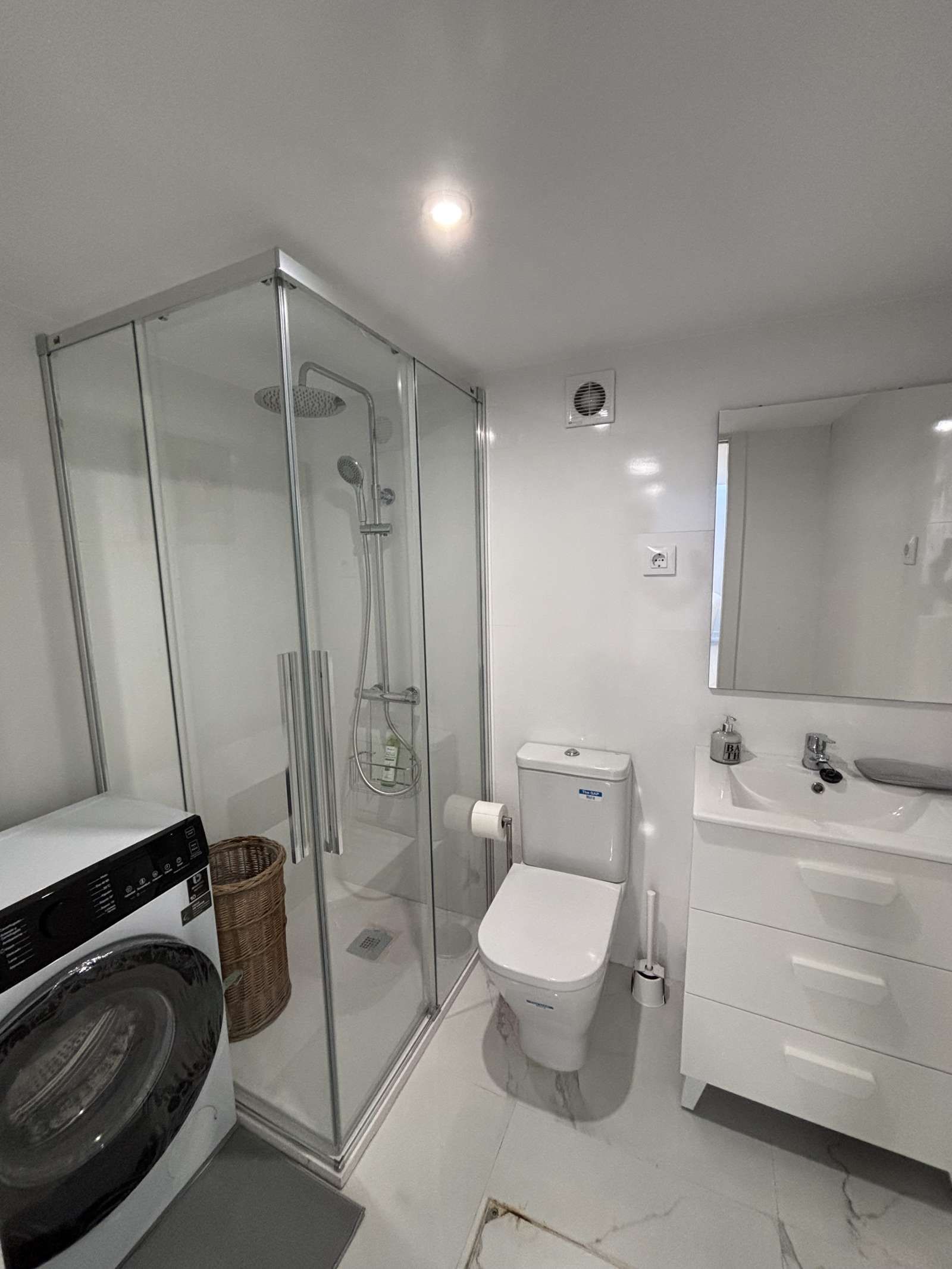 Bathroom of Study to share in  Madrid Capital  with Air Conditioner, Heating and Terrace