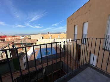 Adossat amb balcó en venda a Castelló de Rugat