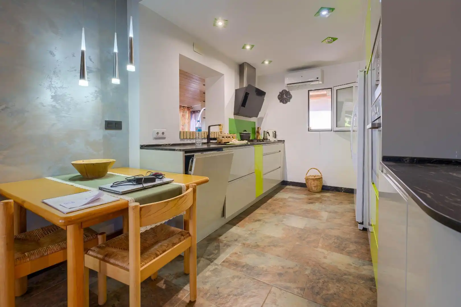 Cocina de Casa o chalet en venta en Sanlúcar la Mayor con Aire acondicionado, Jardín privado y Trastero