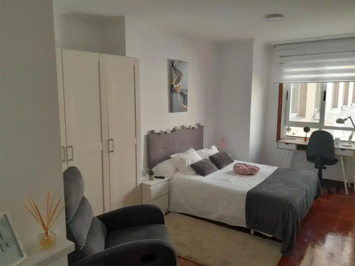 Dormitori de Apartament per a compartir en A Coruña Capital  amb Parquet, Moblat i Forn